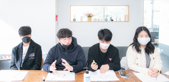 2020 총선에서 첫 선거권을 행사하는 새내기 유권자 4명이 지난달 22일 서울 중구 문화일보빌딩 1층 카페에 모여 첫 선거 참여에 대한 기대와 바람을 이야기하고 있다. 왼쪽부터 서진원군, 황세빈군, 김찬우군, 홍연수양.